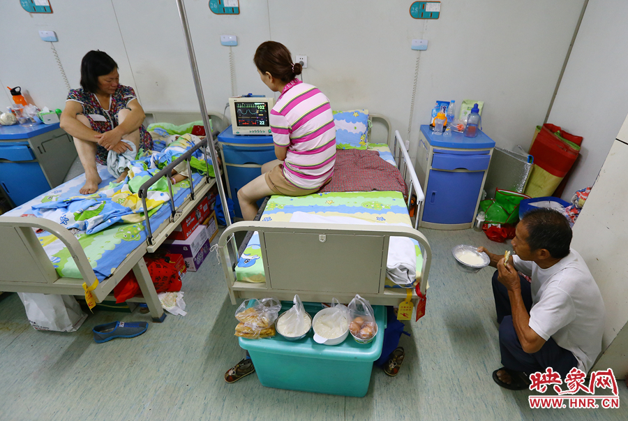 早上八點(diǎn)多，親戚買(mǎi)來(lái)了早餐，可是孩子的奶奶和姑姑卻吃不下去