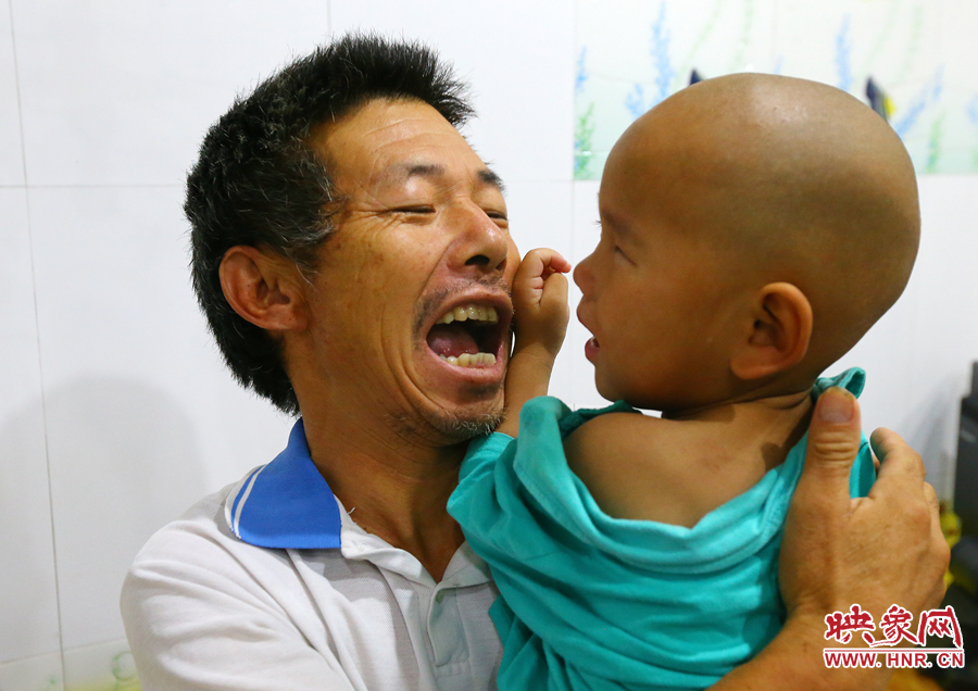 麻醉前，爺爺努力逗著大龍笑，他希望孩子能暫時(shí)忘記傷病帶來(lái)的疼痛