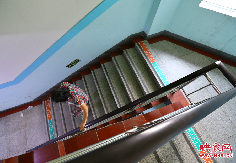 當(dāng)看到孫子進(jìn)入手術(shù)室后，大龍的奶奶含著淚離開(kāi)