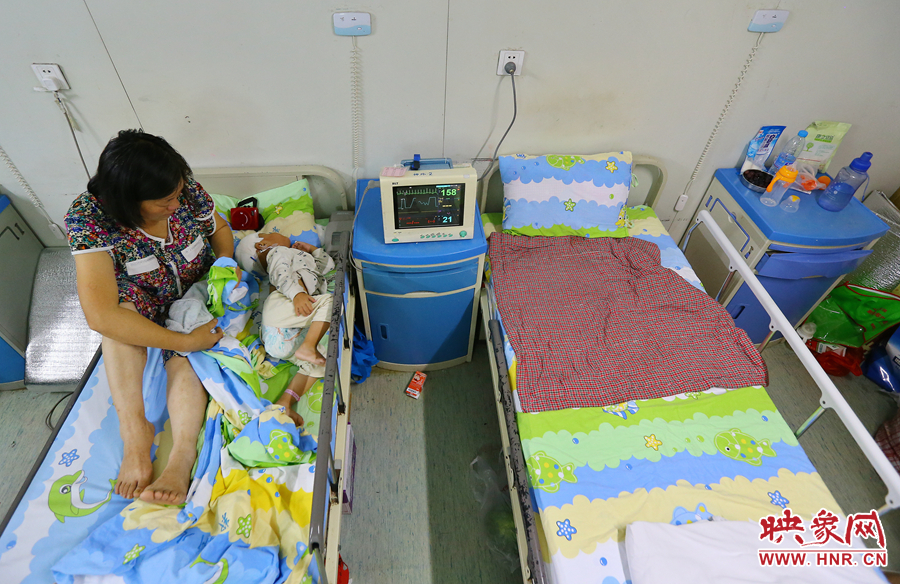 大龍手術(shù)期間，奶奶一直守在小龍身邊