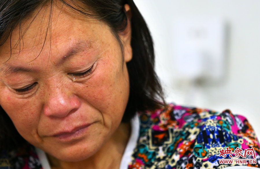 大龍手術(shù)時(shí)，等待結(jié)果的奶奶留下了淚水