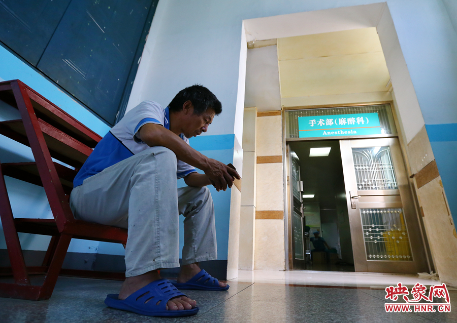大龍的手術(shù)時(shí)，爺爺一直在門(mén)口焦急的等待