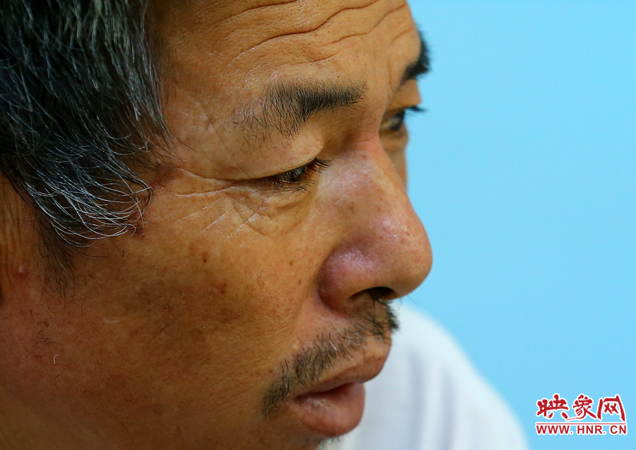 大龍爺爺兩鬢的白發(fā)這兩天好像又多了些，在手術(shù)室外的等待，更是對(duì)他內(nèi)心的煎熬。