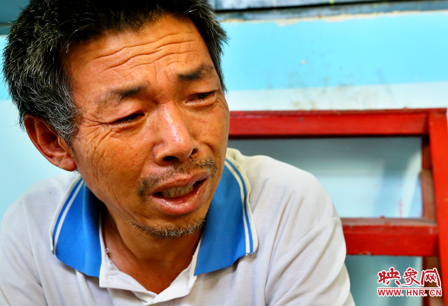 當(dāng)醫(yī)生告知大龍手術(shù)成功的時(shí)候，爺爺忍不住哭了起來(lái)