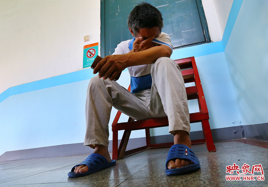 爺爺通過(guò)電話(huà)告知守護(hù)小龍的奶奶，大龍手術(shù)成功后喜極而泣