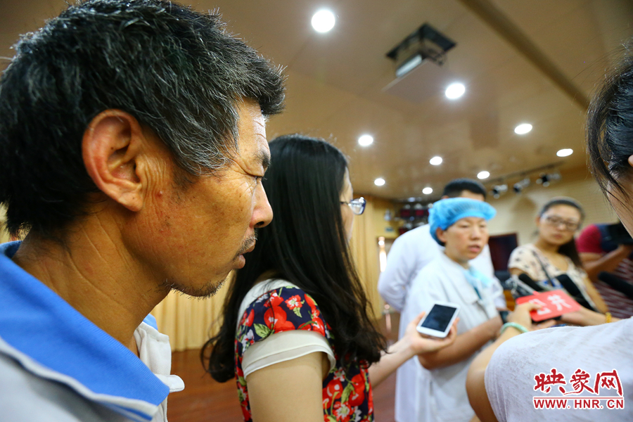 大龍的爺爺在記者采訪醫(yī)生的時(shí)候，在一旁默默的聽(tīng)著病情介紹