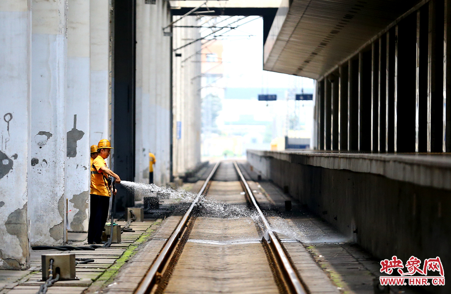 高溫下的河南表情之二:鄭州火車站上水工 高溫下的河南表情之二:鄭州火車站上水工