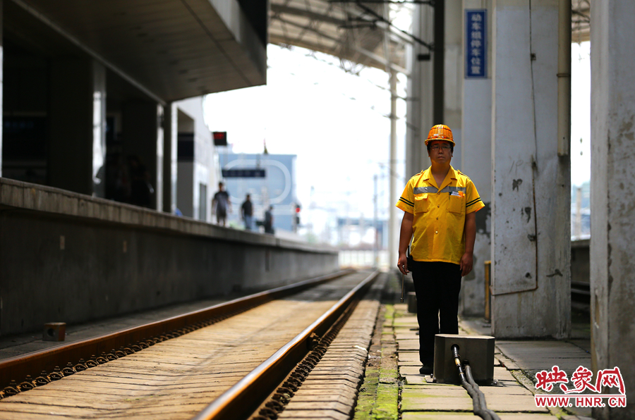 高溫下的河南表情之二:鄭州火車站上水工 高溫下的河南表情之二:鄭州火車站上水工