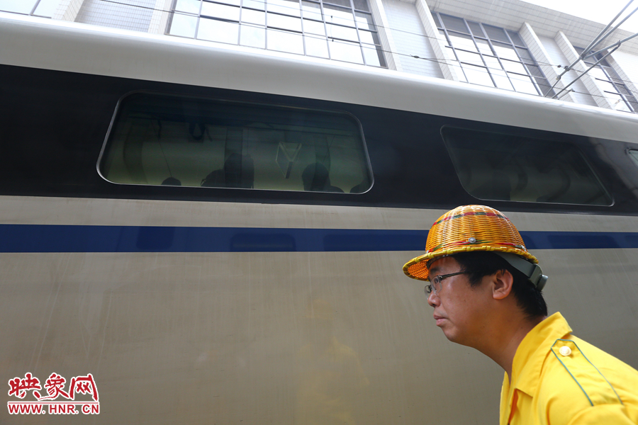 高溫下的河南表情之二:鄭州火車站上水工 高溫下的河南表情之二:鄭州火車站上水工