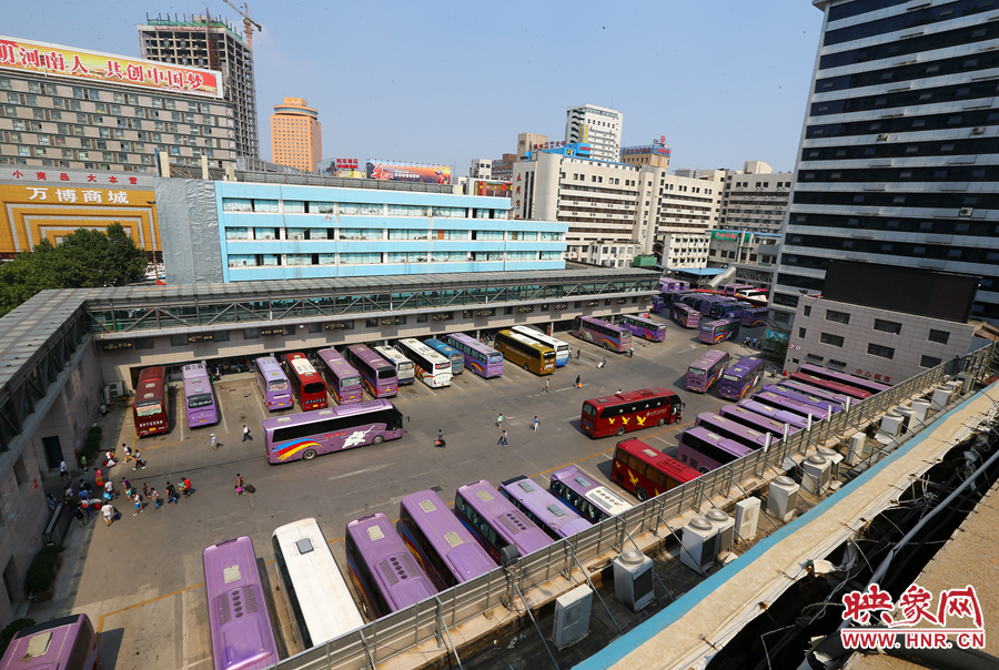 不大的停車場內(nèi)，每天都有上千輛長途車需要調(diào)度員指揮協(xié)調(diào)