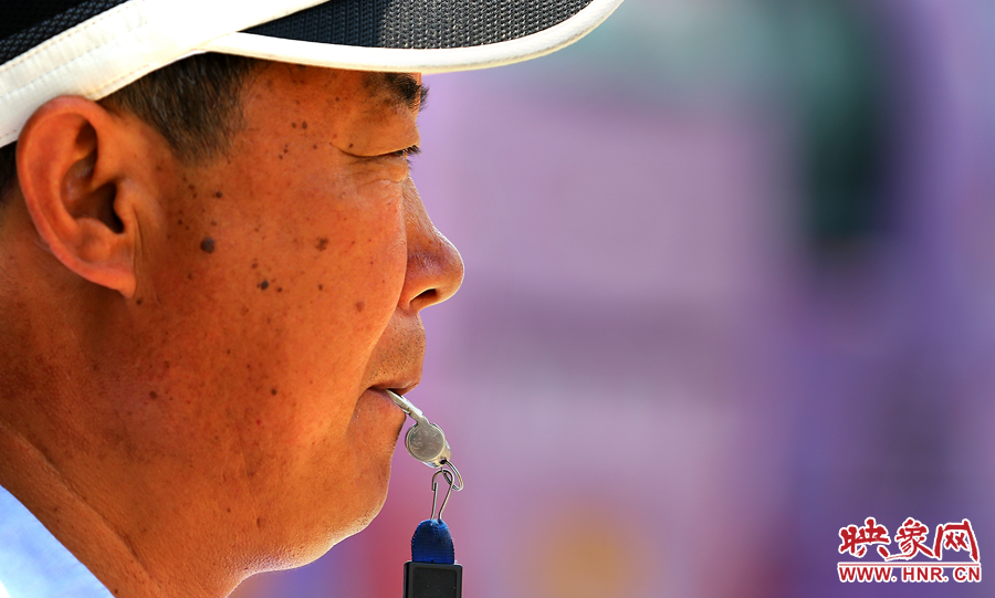 嘴中的口哨不停的響起，一個班下來口干舌燥是家常便飯