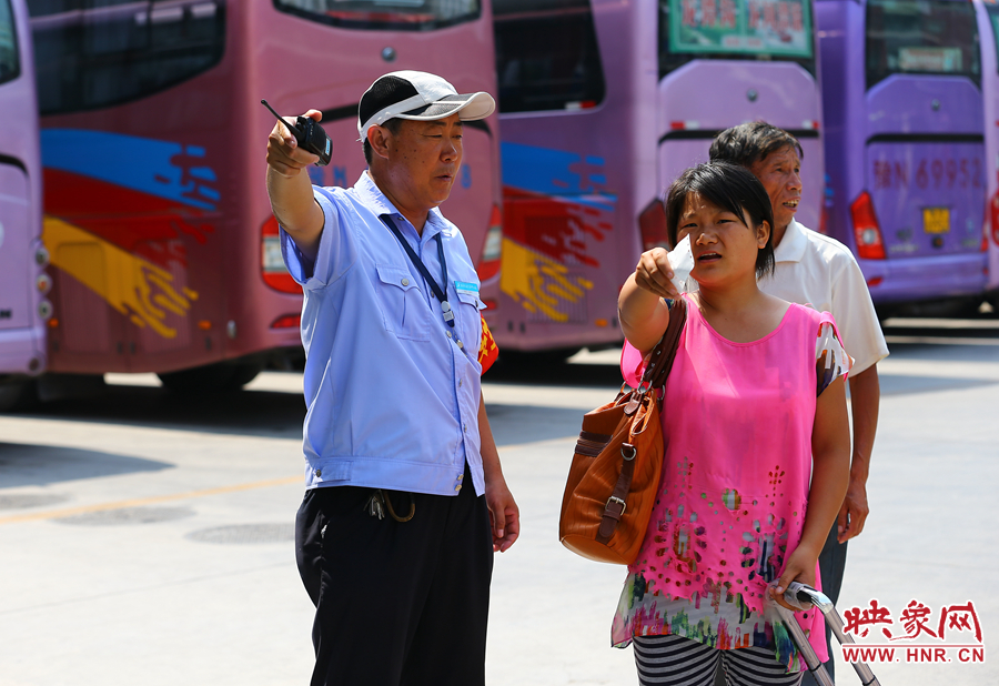 指揮調(diào)度期間，不停的有乘客咨詢乘車問題，調(diào)度員都是耐心的給他們解答