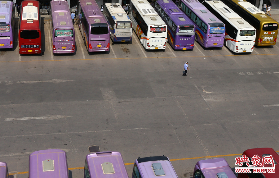 在不大的車站內(nèi)，幾十輛客車不停運轉(zhuǎn)的發(fā)動機，使得場站內(nèi)溫度居高不下
