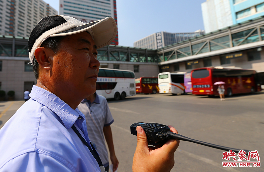 黑紅色的皮膚，是高溫戶外工作者最顯著的“標識”