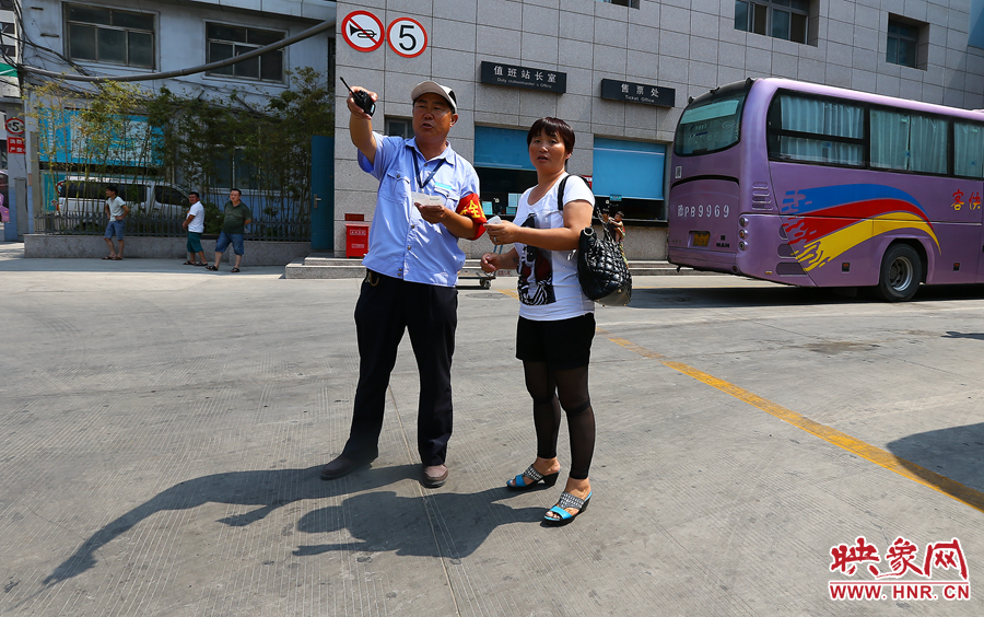 調(diào)度員不僅要保證車輛安全通暢，還肩負著疏導(dǎo)旅客的工作