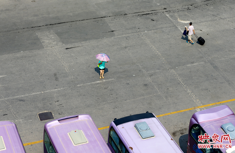 酷暑的陽光，常常曬化車站內(nèi)地面的瀝青，乘車的旅客都是匆匆而過，不愿過多停留。