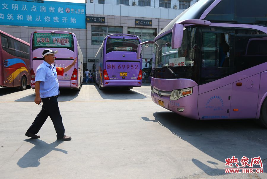 龐大的長途客車，在調(diào)度員的指揮下井井有條
