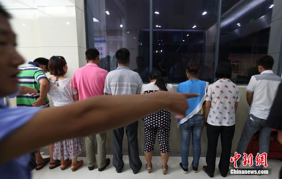 7月24日晚,南京警方將抓獲的以福建、江西、河南、湖北、黑龍江等多個(gè)外省市的涉及傳銷人員集中帶回。