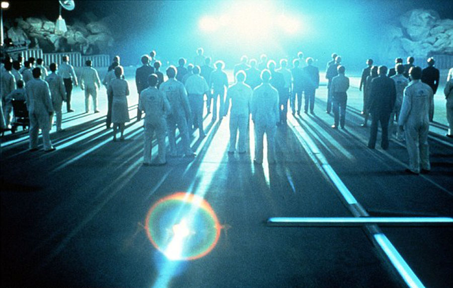 攝影師拍攝到的圖片看上去像科幻電影《第三類接觸》中外星人登陸地球的畫面。