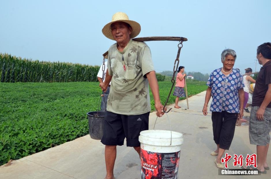 每天排隊(duì)取水，廢水循環(huán)使用已成為該村老少的生活習(xí)慣。