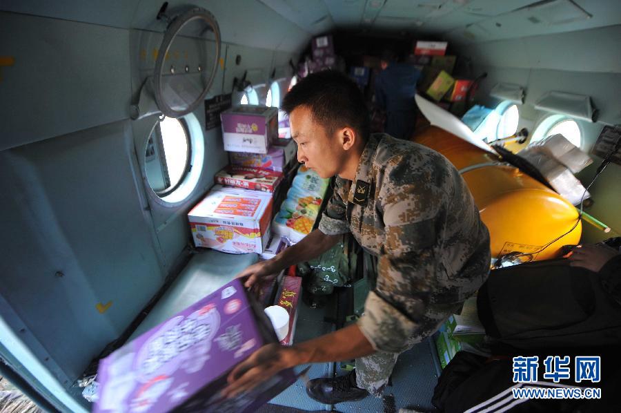  8月5日，在魯?shù)榭h龍頭山鎮(zhèn)，部隊(duì)官兵從直升機(jī)上卸載救災(zāi)物資。