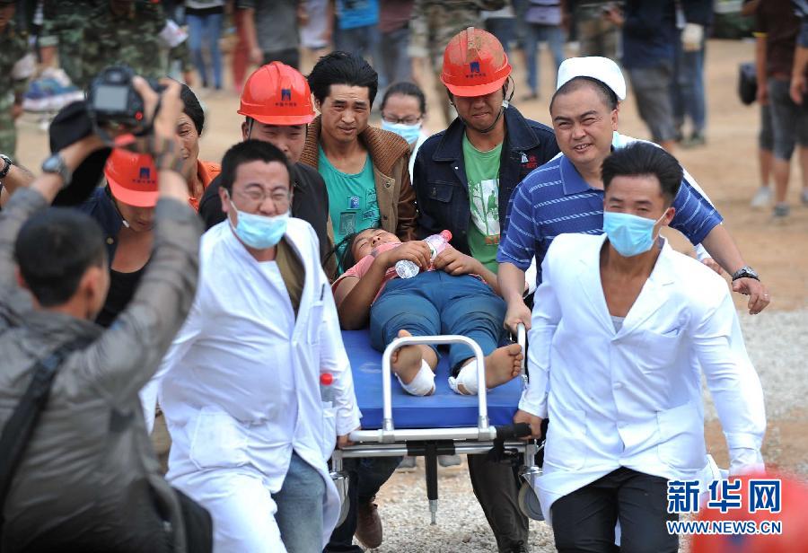 8月5日，在魯?shù)榭h龍頭山鎮(zhèn)，醫(yī)護(hù)人員準(zhǔn)備將傷員轉(zhuǎn)運(yùn)到直升機(jī)。