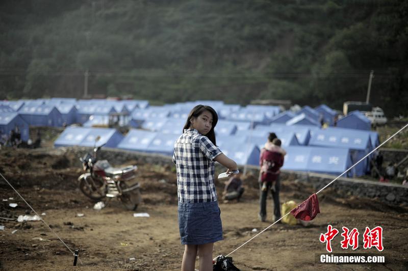 云南昭通龍頭山鎮(zhèn)受災(zāi)群眾安置點，上千災(zāi)民被安置在此，開始新的生活。