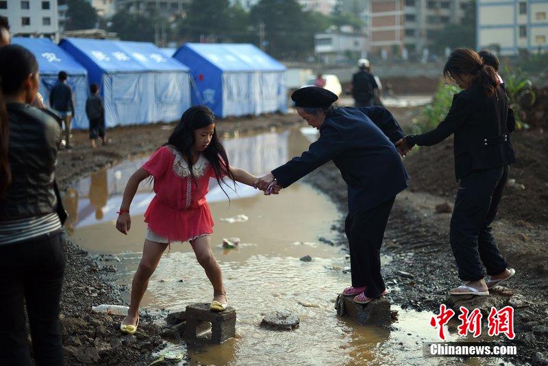 2014年8月6日，云南魯?shù)辇堫^山災(zāi)區(qū)，民眾暫居帳篷。