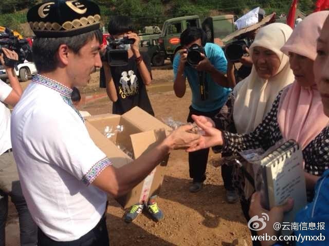 　“切糕王子”阿迪力帶著重達(dá)5噸、價(jià)值50萬元的切糕于7日下午抵達(dá)魯?shù)榈卣鹫鹬旋堫^山鎮(zhèn)。