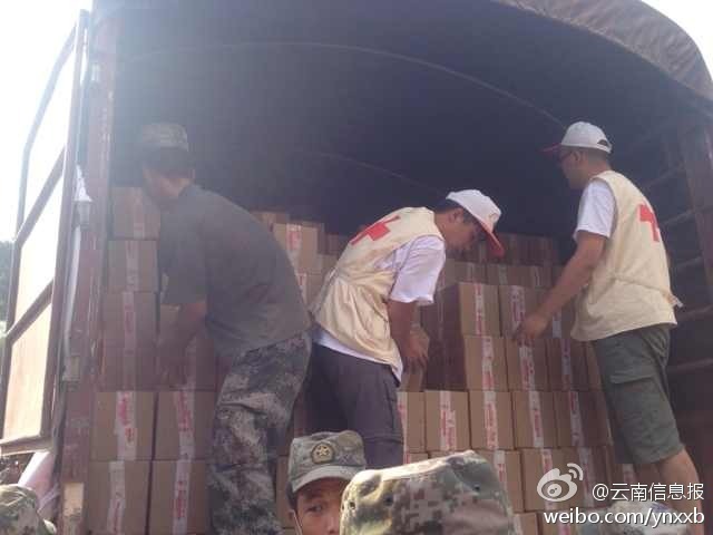 第14集團(tuán)軍官兵協(xié)助阿迪力將1100余箱切糕從貨車上卸下。