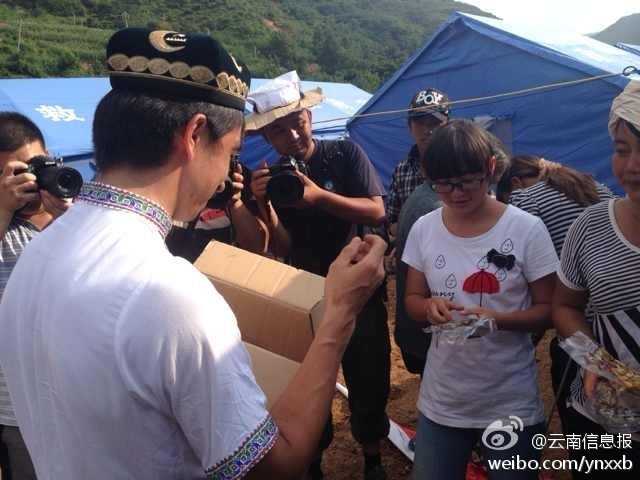 “切糕王子”阿迪力帶著重達(dá)5噸、價(jià)值50萬元的切糕于7日下午抵達(dá)魯?shù)榈卣鹫鹬旋堫^山鎮(zhèn)。