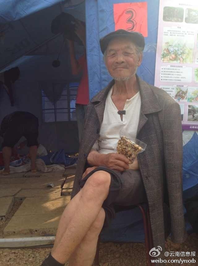 圖為收到切糕的災(zāi)區(qū)老人。