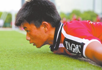 　南京天氣炎熱，地表溫度有時(shí)達(dá)到40℃以上，烈日下孩子們的衣服濕了又干、干了又濕。