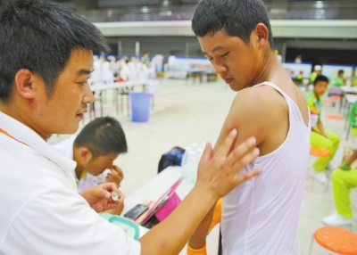 　南京天氣炎熱，地表溫度有時(shí)達(dá)到40℃以上，烈日下孩子們的衣服濕了又干、干了又濕。