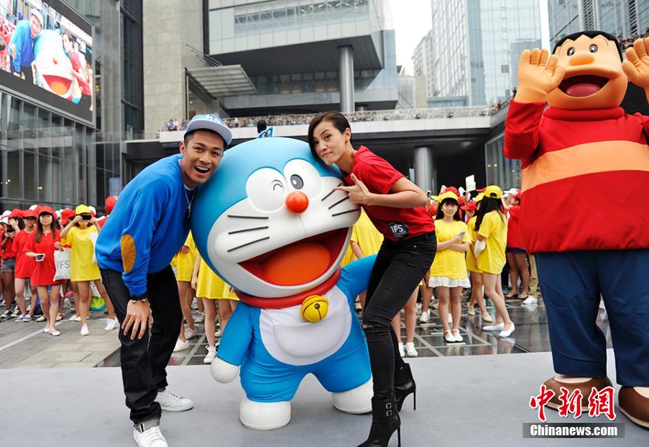 圖為何韻詩(shī)、周柏豪與哆啦A夢(mèng)合影。