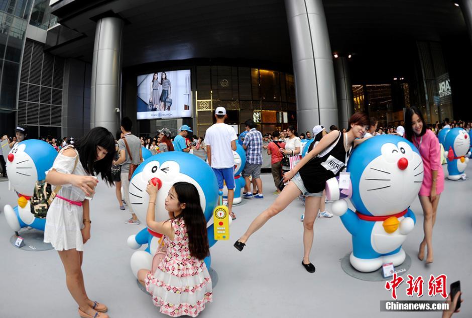 圖為成都民眾與哆啦A夢(mèng)合影留念。