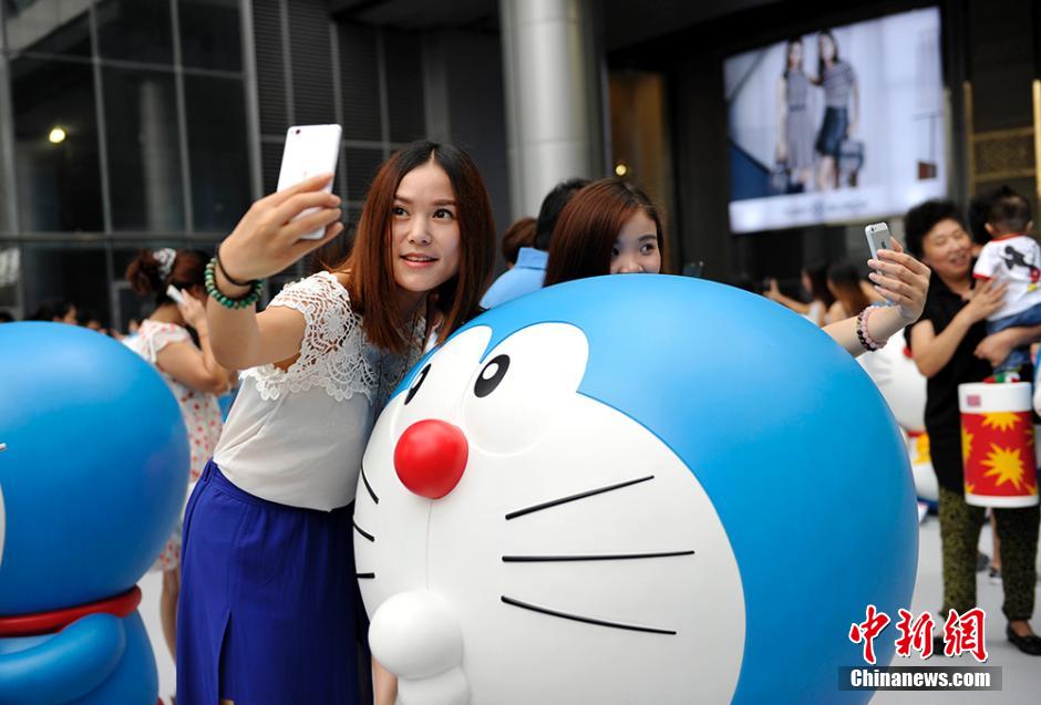圖為成都民眾與哆啦A夢(mèng)合影留念。