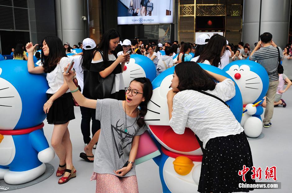 圖為成都民眾與哆啦A夢(mèng)合影留念。