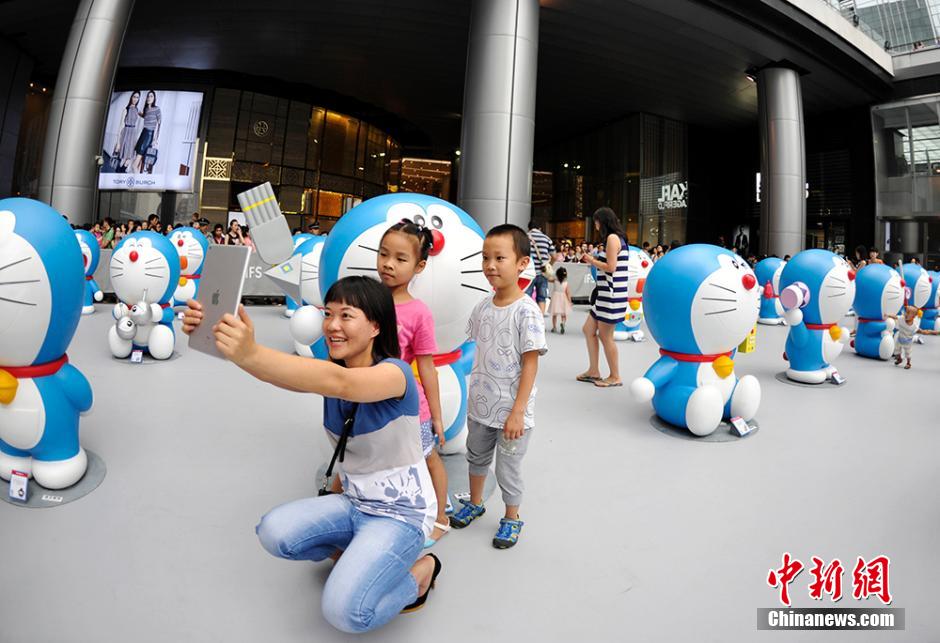 圖為成都民眾與哆啦A夢(mèng)合影留念。
