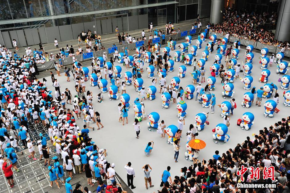 圖為成都民眾狂熱追捧哆啦A夢(mèng)。