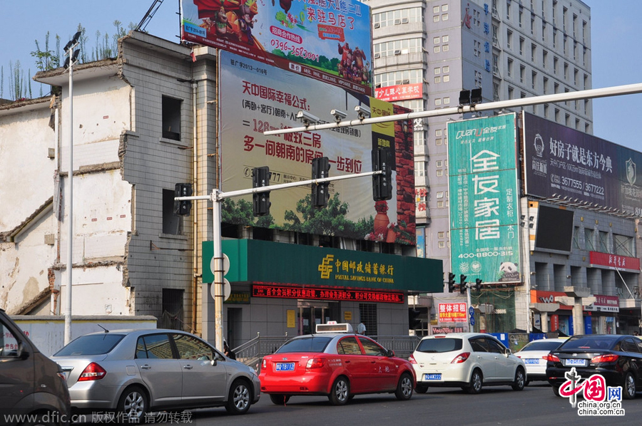 茶余飯后,人們談?wù)撟疃嗟木褪沁@座堅(jiān)挺的小樓。