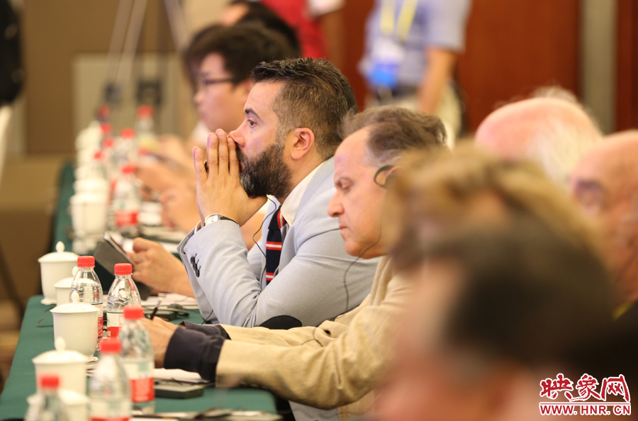 認(rèn)真聽講的外國嘉賓。