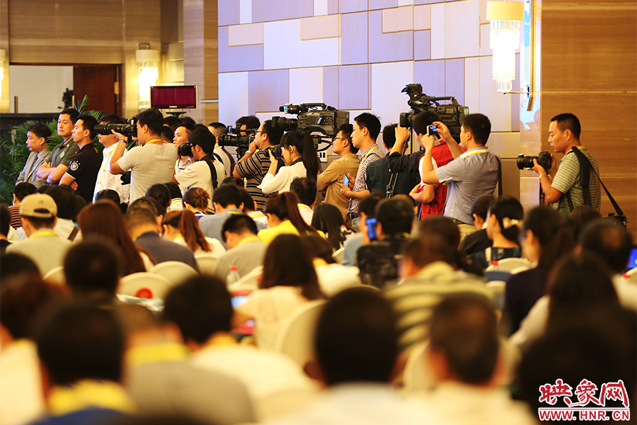 媒體聚焦嵩山論壇。