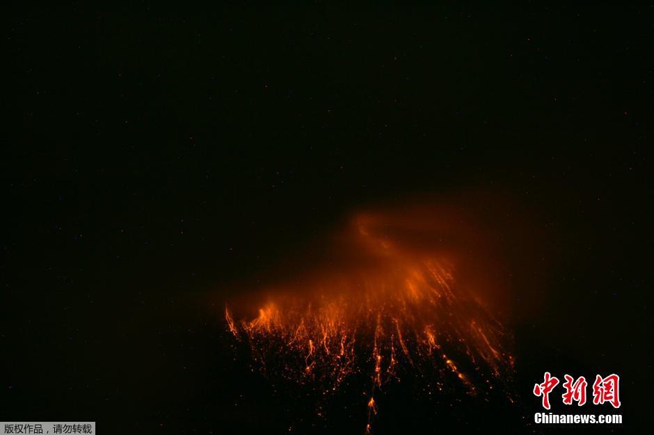 當?shù)貢r間8月24日，厄瓜多爾通古拉瓦火山噴發(fā)，熔巖噴出宛如末世。