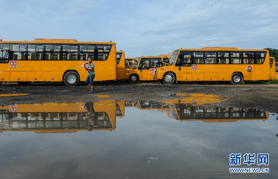 8月29日，溫嶺市城西街道芷勝莊村一名小男孩從閑置的校車邊走過。