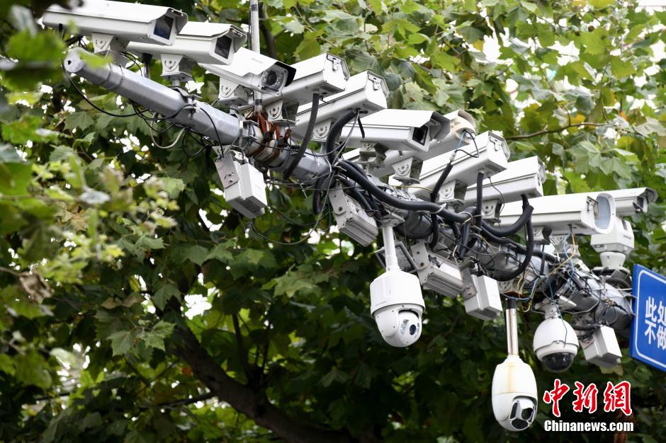青島現(xiàn)最牛監(jiān)視設(shè)備 一根桿上架有19個探頭