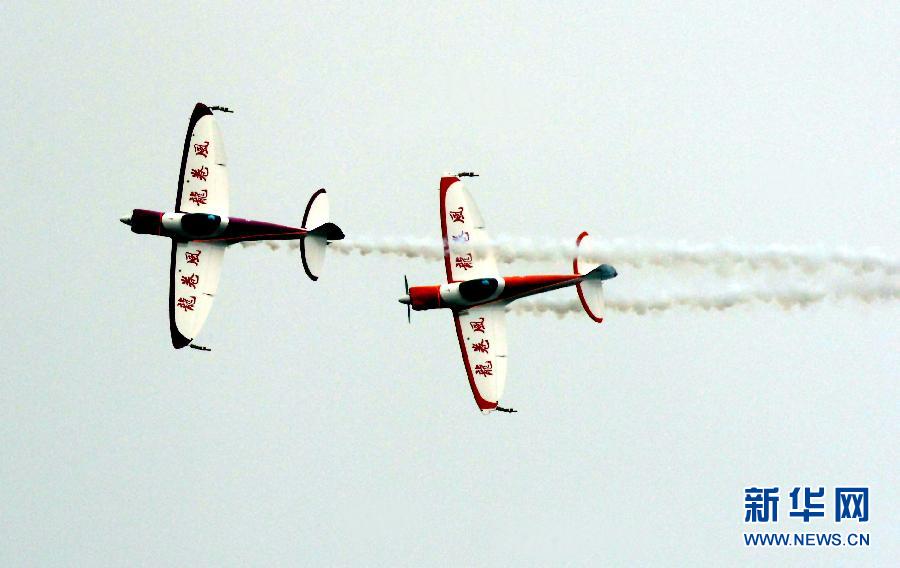 9月13日，特技隊員在進行空中飛行表演。