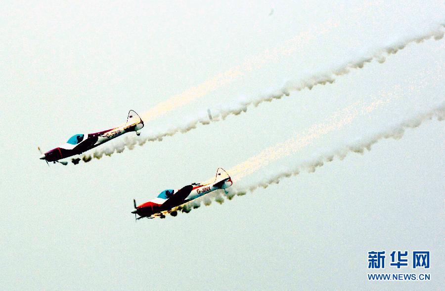 9月13日，特技隊員在進行空中飛行表演。