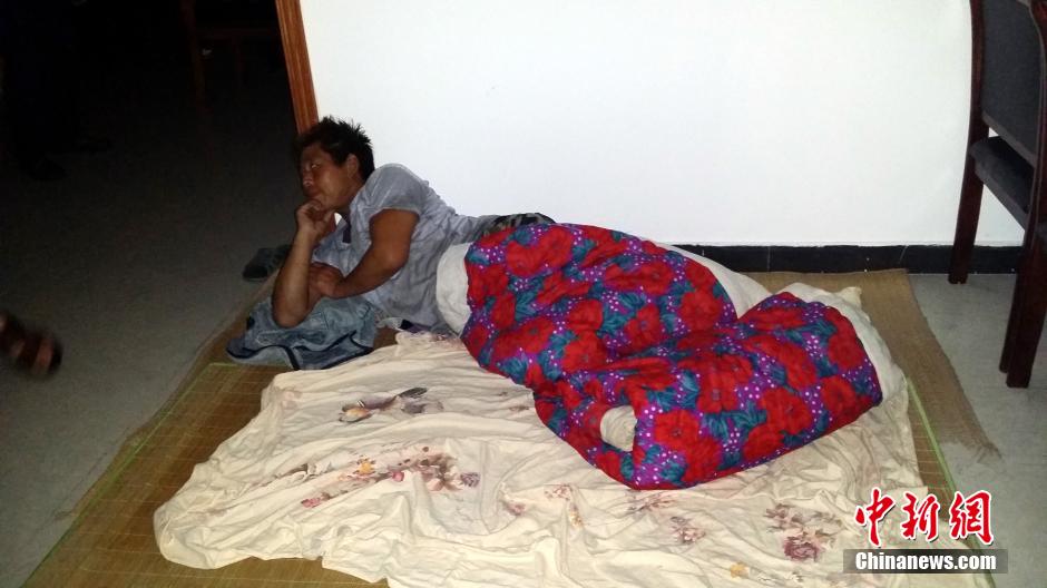 9月22日晚，在象山高塘島鄉(xiāng)的烏巖頭村的農(nóng)民安置點里，70多名外來務(wù)工人員正在休息。