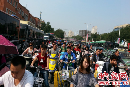 在一些易堵路段車輛仍然“寸步難行”。